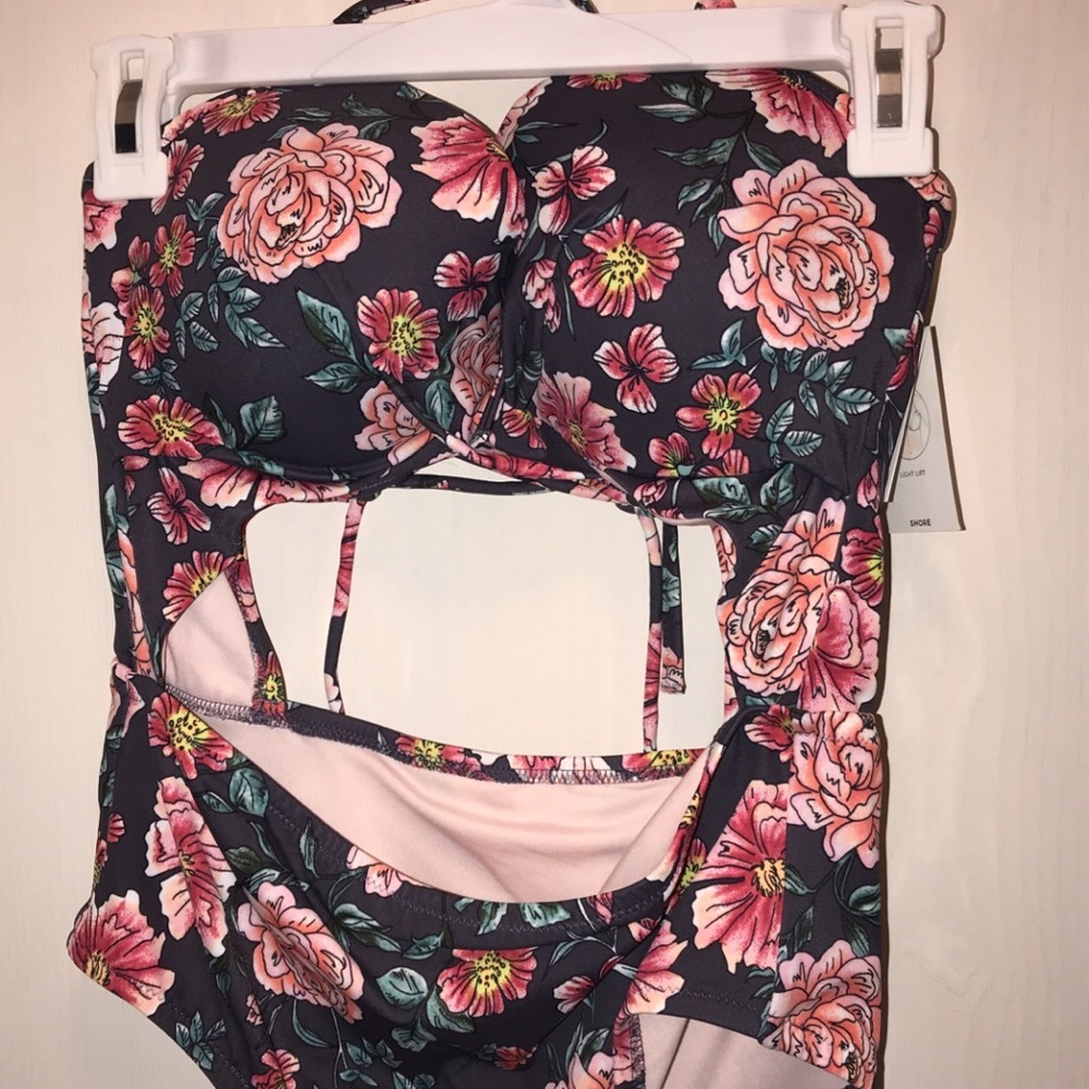Brand new even w/ liner monokini